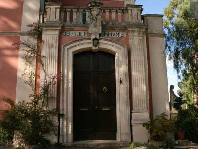 Di tutt�altro genere � invece la villa di fronte a quella del "supplente", sul cui cancello � inciso l�anno di edificazione: 1909. Lo stemma della famiglia Indelli, un grifo d�oro, � possibile ammirarlo sopra il possente portone in legno